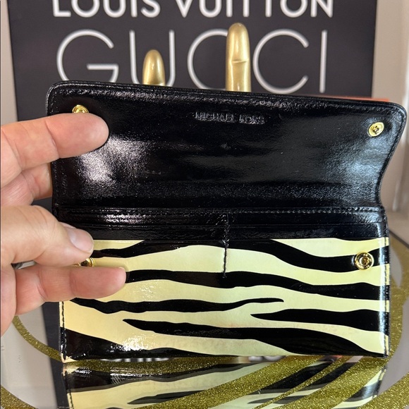 Michael Kors Black and Off White  Wallet - Picture 9 of 12